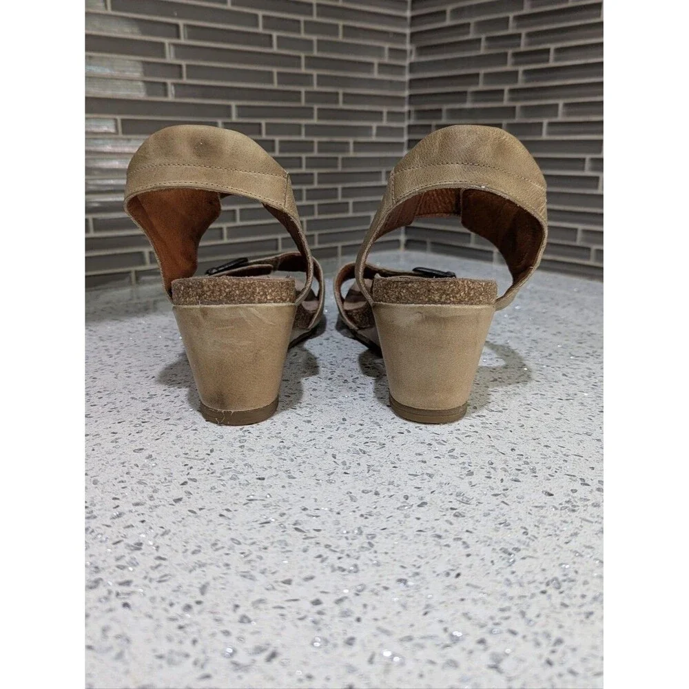 Taos Buckle Up Wedge Sandal Cork Tan Khaki Taupe 2.5in Summer Shoes 41 10 10.5